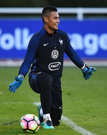 Lleg車 al PSG con solamente 15 a?os, aunque hasta el a?o pasado fue pasando por diferentes equipos a modo de cesi車n. El club parisino decidi車 qued芍rselo despu谷s del pr谷stamo en el Villarreal. El portero de ascendencia filipina se encontr車 con la titularidad en el 'submarino amarillo' tras una lesi車n de larga duraci車n de Asenjo. Acab車 siendo una pieza importante y el PSG se lo correspondi車. El a?o pasado le gan車 el puesto en muchas ocasiones al alem芍n Kevin Trapp.