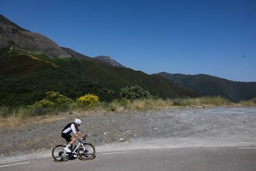 En algunos puntos de la subida se llega a ver Ponferrada al fondo. De hecho, algunos kilómetros de la etapa son parte del recorrido que tuvo el Mundial de 2014. A medida que van pasando los kilómetros, los árboles desaparecen y el sol (el posible viento) entra en escena.