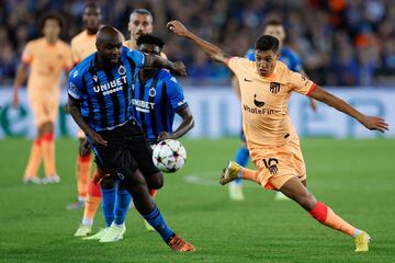 El centrocampista colombiano del Brujas, Eder Balanta, lucha por el balón con el defensor argentino del Atlético de Madrid, Nahuel Molina.