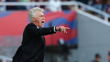 El técnico del Real Madrid, Carlo Ancelotti, en el Clásico ante el Barça, en Montjuïc.