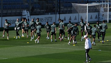 Los jugadores del Real Madrid, durante su último entrenamiento antes de recibir al Liverpool.