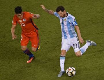 Lionel Messi es seguido por Charles Aranguiz.