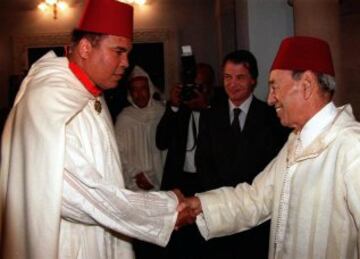 Muhammad Ali saluda al Rey de Marruecos Hassan II en 1998.