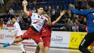 Tomislav Kusan lanza durante el partido de Liga ASOBAL entre el Balonmano Ciudad de Logro&ntilde;o y el Alcobendas.