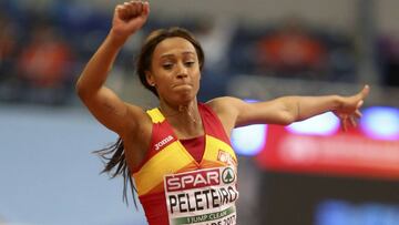 Ana Peleteiro compite en la prueba de triple salto durante los Europeos en Pista Cubierta de Belgrado.