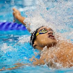 Hugo González debuta con gracia en los 100 espalda