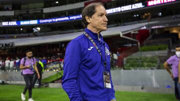 Jaime Ordiales previo a un partido de Cruz Azul en el Estadio Azteca.