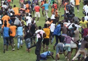 El público invadió el estadio Felix Houphouet-Boigny tras el encuentro de clasificación para la Copa Africana entre Costa de Marfil y Camerún.