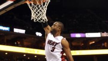 Dwyane Wade, machaca el aro.