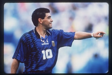 La carrera del que para muchos es el mejor futbolistas de la historia pasó por sus peores momentos al principio de la década de los 90. Maradona dio positivo en cocaína en 1991, cuando jugaba en las filas del Nápoles, y fue suspendido durante 15 meses. El castigo puso fin a su periplo italiano, y en 1993 fichó por el Sevilla. Apenas unos meses después de su fichaje, el 'Pelusa' volvió a dar positivo en efedrina tras el Mundial de 1994.