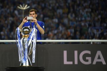 Iker Casillas fotografiando el trofeo. 