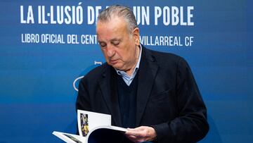 VILLARREAL, 19/12/2023.- El presidente del Villarreal CF, Fernando Roig, ojea el libro del centenario de la entidad titulado "La il·lusió de tot un poble". En un acto celebrado hoy martes en el estadio de la Cerámica el Villarreal CF ha presentado el libro y documental del centenario y ha homenajeado a todos los presidentes de la entidad. EFE/ANDREU ESTEBAN
