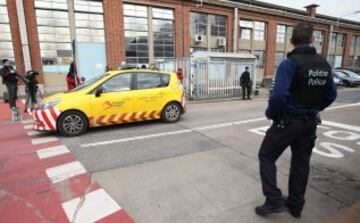 Personal de los servicios de emergencia y la policía belga en los alrededores del aeropuerto de Bruselas.