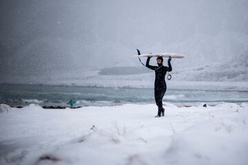 La nieve, la baja temperatura del agua... Nada detiene a estos surfistas que una temporada más disfrutan de la islas noruegas de Lofoten, en pleno Círculo Ártico.  