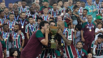 AME286. RÍO DE JANEIRO (BRASIL), 09/04/2023.- Jugadores y cuerpo técnico de Fluminense celebran el triunfo hoy al finalizar un partido por el campeonato Carioca en el estadio Maracaná de Rio de Janeiro (Brasil). EFE Antonio Lacerda