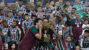 AME286. RÍO DE JANEIRO (BRASIL), 09/04/2023.- Jugadores y cuerpo técnico de Fluminense celebran el triunfo hoy al finalizar un partido por el campeonato Carioca en el estadio Maracaná de Rio de Janeiro (Brasil). EFE Antonio Lacerda
