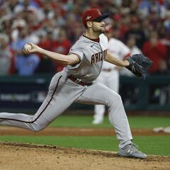 ¿Cómo transmiten los catchers las señas a los pitchers y cómo funciona PitchCom?