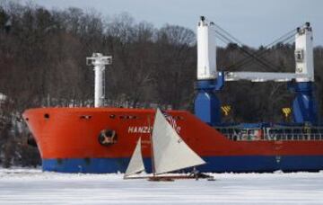 Los amantes de la vela sobre hielo han podido disfrutar más tiempo del río Hudson helado debido al duro invierno que ha padecido el noreste de EEUU.