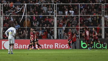 PARANA, ARGENTINA - JULY 31: Axel Rodríguez (C) of Patronato celebrates with teammates after scoring the first goal of his team during a match between Patronato and Boca Juniors as part Liga Profesional 2022 at Estadio Presbítero Bartolomé Grella on July 31, 2022 in Paraná, Argentina. (Photo by Luciano Bisbal/Getty Images)