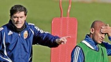 <b>QUE VUELVA AL GOL. </b>Marcelino conversa con el goleador Ewerthon durante la sesión de ayer en la Ciudad Deportiva.