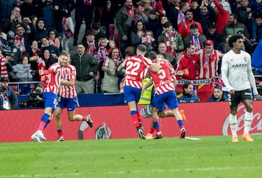 2-0. Yannick Carrasco celebra el segundo gol con sus compañeros de equipo.