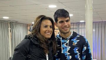 El tenista español Carlos Alcaraz posa junto a la tenista argentina Gabriela Sabatini durante el Argentina Open