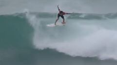 Gabriel Medina saliendo de un espectacular floater en una ola en Sunset Beach (Haw&aacute;i), en 2015. 