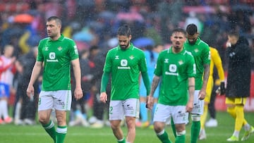 Los jugadores del Betis, ante el Girona.