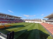 El sol da una tregua al césped de Vallecas
