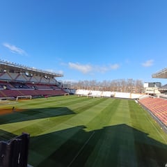 El sol da una tregua al césped de Vallecas