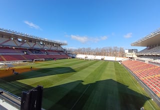 El sol da una tregua al césped de Vallecas