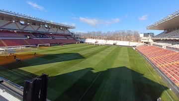 El sol da una tregua al césped de Vallecas