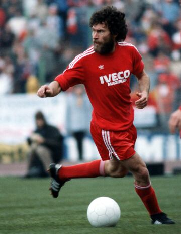 El alemán fue, en 1974, el primero en hacer el viaje Múnich-Madrid. El ‘Káiser Rojo’ jugó cuatro temporadas en el Bayern antes de fichar por el Real Madrid como flamante campeón de Europa (con el Bayern) y del mundo (con Alemania). 