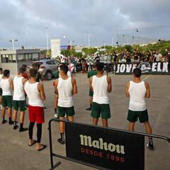 La Jove Elx acude a Pinatar Arena a animar al Elche antes de la final