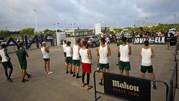 22-08-20
ELCHE
ENTRENAMIENTO
LOS JUGADORES SALUDAN A UN GRUPO DE SEGUIDORES A LA SALIDA DEL ENTRENAMIENTO