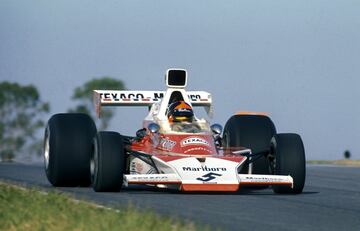 El brasileño Emerson Fittipaldi obtuvo su segundo título con el Texaco McLaren de motor Ford V8 en 1974, desarrollado a partir de los coches McLaren M16 utilizados en las 500 Millas de Indianápolis.