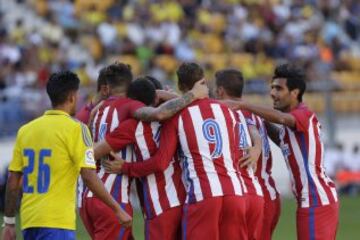  Los jugadores del Atlético de Madrid celebran el primer gol marcado por el centrocampista del Atlético de Madrid, el belga Yannick Ferreira-Carrasco, 