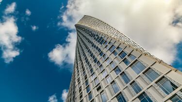 Es uno de los rascacielos residenciales más famosos y distintivos de Dubái, ubicado en la zona de Dubai Marina. Su característica más notable es su diseño en espiral o retorcido, que la ha convertido en un icono arquitectónico mundial. Mide aproximadamente 306 metros de altura y cuenta con 73 plantas residenciales de lujo.