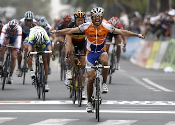 <b> 2010 </b> <br>
Hasta que Valverde le quit車 el honor de ser el espa?ol con m芍s monumentos, la victoria sobre Boonen y Petacchi era la plusmarca. De nuevo, Freire control車 y subi車 en cabeza el Poggio para rematar a sus adversarios con una volara soberbia.