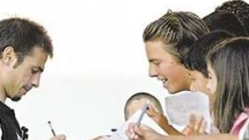 <b>LA GRAN ESPERANZA</b>. El ex del Atlético de Madrid Nikolaidis firma autógrafos en tierras lusas.