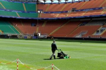 Los preparativos de San Siro para la Champions en imágenes