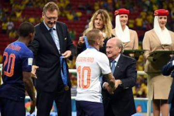 Holanda consiguió el tercer puesto después de ganar a Brasil 0-3. Blatter felicita a Sneijder.