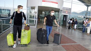 07/10/20
ELCHE
AEROPUERTO LLEGADA DE NUEVOS JUGADORES ELCHE
RUSO RODRIGUEZ , IVAN MARCONE PAISANO
PUBLICADA 08/10/20 NA MA18 1COL