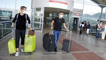 07/10/20 
 ELCHE 
 AEROPUERTO LLEGADA DE NUEVOS JUGADORES ELCHE
 RUSO RODRIGUEZ , IVAN MARCONE PAISANO
 PUBLICADA 08/10/20 NA MA18 1COL
 