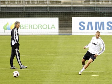 Uno de sus peores momentos llegó durante la primera temporada con Mourinho en el banquillo. El portugués pidió un delantero en el mercado, pero no llegó. Afrontó el curso con Gonzalo Higuaín y Karim Benzema como únicos nueves, y el argentino, que lo convencía más, se lesionó para varios meses. ‘Mou’ apuntó a la directiva a costa de hundir al francés. “Si no tienes un perro para ir a cazar y tienes un gato, vas con el gato, pero solo no puedes ir”, aseguró en rueda de prensa. Una etiqueta que acompañaría a Karim gran parte de su carrera.