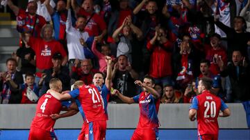 Los jugadores del Viktoria Plzen celebran el gol que les da el pase a la fase de grupos de la Champions 2022/23.