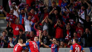 Los jugadores del Viktoria Plzen celebran el gol que les da el pase a la fase de grupos de la Champions 2022/23.