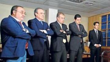 <b>ATENTOS. </b>Antes del almuerzo se proyectó un vídeo de las nueve Copas de Europa. Abajo, Florentino con la camiseta de Torres y con Guasch.