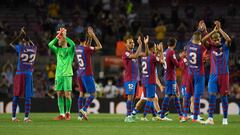 Los jugadores del Barcelona saludan a su afici&oacute;n.