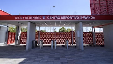 Así es el Centro Deportivo Wanda Alcalá de Henares, la nueva sede del conjunto rojiblanco situada al nordeste de Madrid. Varios equipos de su Academia comenzarán a entrenarse en estas nuevas instalaciones rojiblancas. En el recinto hay cuatro campos de fútbol-11 y otros más de fútbol-7. Se completa con una tienda oficial del club, una cafetería, gimnasio para los jugadores, una gran zona médica, oficinas para la Academia, aulas de estudio para los chicos y chicas y más de 30 vestuarios.